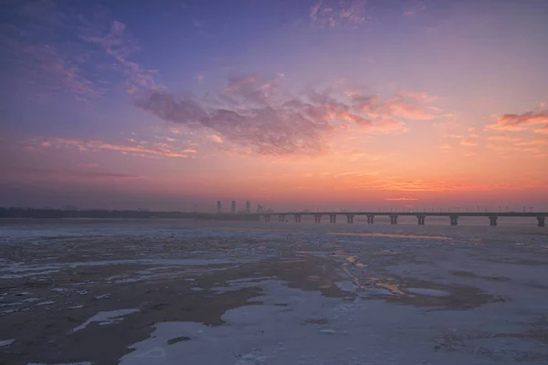강 Dnipro (드니프르) 얼음으로 덮여의 아름 다운 아침 전망. 약간 안개와 서리가 내린 겨울 아침에 일출. 앵글 보기 풍경입니다. 키예프, 우크라이나 — 스톡 사진