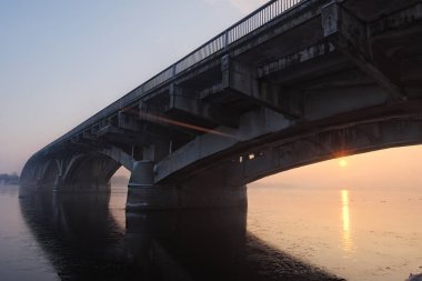 Kiev, Ukrayna Dnipro Nehri'nin üzerinde Metro (metro) köprü üzerinden ısmarlayarak. Kış sabah güneş doğarken