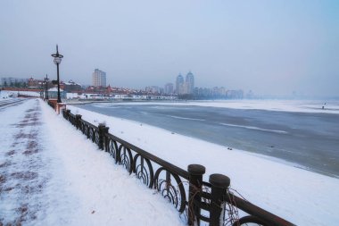 Setin Obolon Kiev, Ukrayna. bölgede. Tehlikeli bir hobi - kış balıkçılık. Dnipro Nehri'nin ilk ince buzla kaplıydı ama kış balıkçılık severler zaten buz üstünde Balık tutma