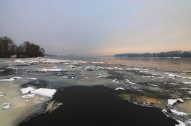 Kış sabahı Dnipro Nehri'nin kışın görüntüleyin. Sonra bir çözülme soğuk dalgası geldi. Buz Nehri üzerinde çabuk erir ve zaten su açıkça görülür. Kyiv, Ukrayna