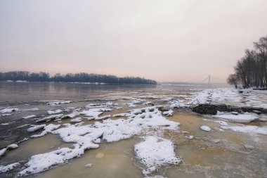 Kış sabahı Dnipro Nehri'nin kışın görüntüleyin. Sonra bir çözülme soğuk dalgası geldi. Buz Nehri üzerinde çabuk erir ve zaten su açıkça görülür. Kyiv, Ukrayna