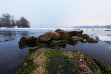 Kış sabahı Dnipro Nehri'nin kışın görüntüleyin. Sonra bir çözülme soğuk dalgası geldi. Buz Nehri üzerinde çabuk erir ve zaten su açıkça görülür. Kyiv, Ukrayna