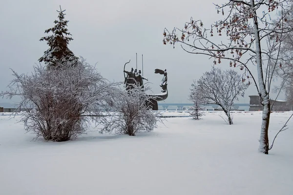 Inverno foto paisagem. Manhã congelada com árvores brancas e arbustos. Monumento dos Fundadores de Kiev ao fundo. Poucos minutos antes da queda de neve, Navodnitsky Park, Kiev, Ucrânia — Fotografia de Stock