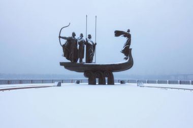 Kiev kurucuları Beautiful anıt: Kiy, Schek, Khoryv ve onların kardeş Lybid. Arka (Dnipro) Dnieper Nehri. Soğuk sabah. Beyaz kabarık kar ön planda. Yakın çekim fotoğraf, Kyiv