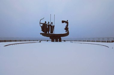 Kiev kurucuları Beautiful anıt: Kiy, Schek, Khoryv ve onların kardeş Lybid. Arka (Dnipro) Dnieper Nehri. Soğuk sabah, kar yağıyor. Beyaz kabarık kar ön planda. Kyiv, Ukrayna