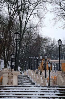 Sarı uzun merdiven ile kış vintage fenerler. Volodimirsky iniş (uzvoz) üst şehir Kiev, Ukrayna ile sütun Magdeburg Hukuk (Dnieper dolgu) bağlanmak