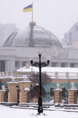 Hrushevskiy Caddesi üzerinde Ukrayna Parlamento Binası (Verkhovna Rada) görünümü. Kar yağışı sabah