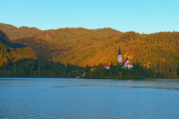 Maestoso paesaggio autunnale mattutino del lago di Bled (Blejsko Jezero) con la Chiesa del Pellegrinaggio dell'Assunzione di Maria. Famoso luogo turistico e romantica destinazione turistica in Slovenia — Foto Stock