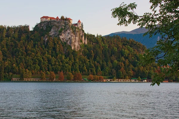 Maestoso paesaggio autunnale mattutino del Castello di Bled sulla cima della roccia. Paesaggio autunnale foto di luoghi turistici e destinazioni di viaggio in Slovenia — Foto Stock