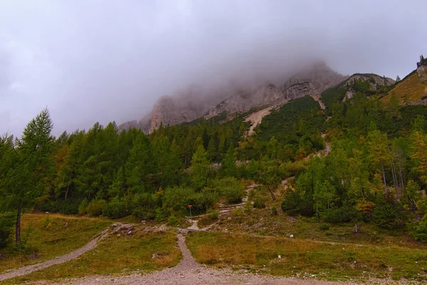 Scénický zamlžený pohled na krajinu Vršského průsmyku. Hustá mlha skrývá hory s hustým lesem. Slavné turistické místo a destinace cestování ve Slovinsku — Stock fotografie
