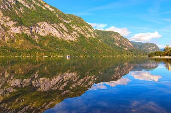 Bohinj Gölü 'nün turkuaz suya yansıyan panoramik manzarası. Avrupa 'nın ünlü turistik mekanı ve tatil beldesi. Bohinj Gölü, Triglav Ulusal Parkı, Slovenya