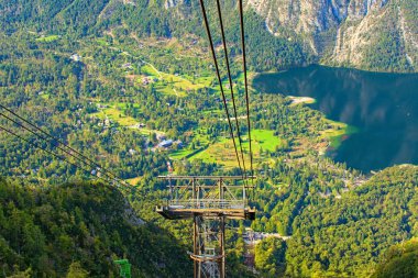 Arka planda Cable Car Column ve Vogel teleferik istasyonlarının panoramik görüntüsü. Bohinj Gölü yakınlarındaki vadi manzarası. Ünlü turistik mekan ve tatil beldesi