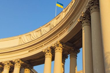 Ukrayna Dışişleri Bakanlığı sütunları olan binanın bir kısmı. Ukrayna mızrağı bir arma, Ukrayna bayrağı da binanın tepesinde. Kyiv, Ukrayna 