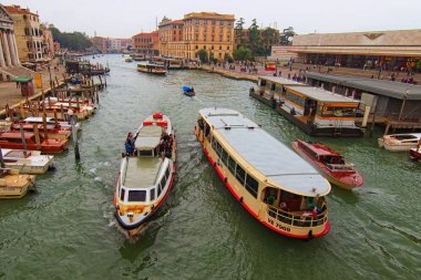 Venedik, İtalya-28 Eylül 2019: Venedik St. Lucia tren istasyonu yakınlarındaki Büyük Kanal 'da yoğun gemi trafiği. Sonbahar sabahı manzarası. Ünlü turistik yer ve romantik seyahat merkezi.