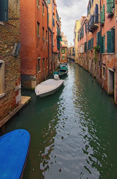 Paisaje escénico del típico canal callejero entre edificios antiguos de Venecia. Barcos amarrados cerca de casas. Escena romántica y pacífica. Canal vergonzoso en Venecia, Italia — Foto de Stock