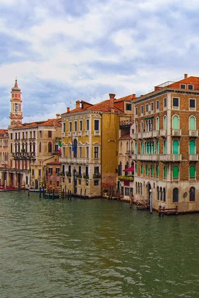 Γραφική πρωινή άποψη των μεσαιωνικών πολύχρωμα κτίρια κοντά στο Grand Canal, το μεγαλύτερο διάδρομο κυκλοφορίας νερού στην πόλη. Σύννεφα πρωί του φθινοπώρου. Ταξιδιωτική και τουριστική έννοια. Βενετία, Ιταλία — Φωτογραφία Αρχείου