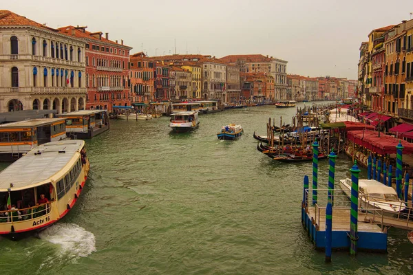 Venise, Italie-28 septembre 2019 : Canal principal à Venise. Célèbre Grand Canal le matin d'automne. Lieu touristique célèbre et destination de voyage en Europe — Photo