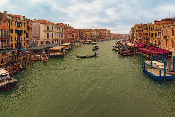 Venecia, Italia-28 de septiembre de 2019: Amplia vista panorámica del famoso Gran Canal con muchos barcos diferentes y antiguos edificios coloridos. Mañana de otoño — Foto de Stock