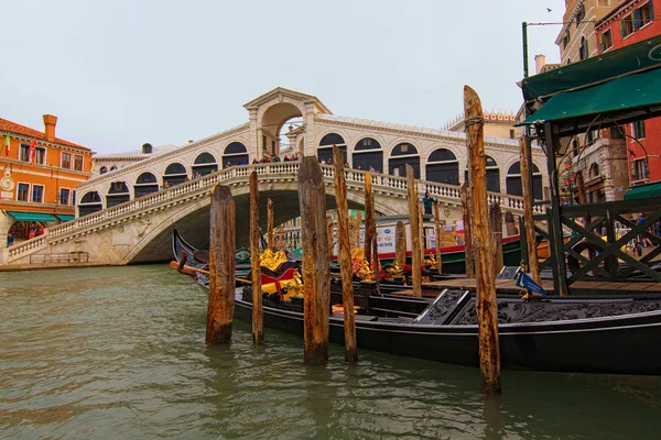 Venise, Italie-28 septembre 2019 : Vue panoramique à grand angle de l'une des principales destinations du pont Venise-Rialto. Pont sur le célèbre Grand Canal. Gondoles ancrées au premier plan — Photo