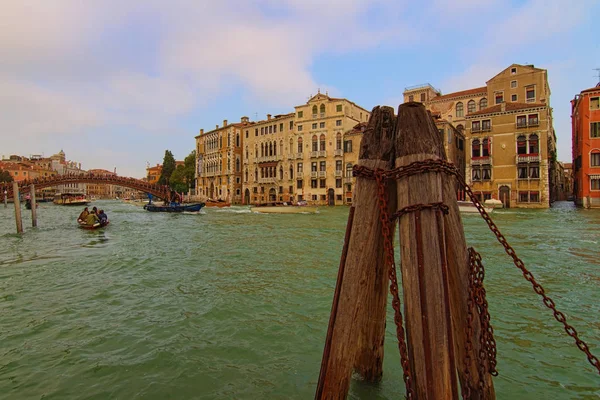 Venise, Italie-28 septembre 2019 : Vue panoramique grand angle du Grand Canal avec de l'eau turquoise. Célèbre Ponte en bois dell'Accademia au-dessus du canal. Automne temps ensoleillé. Concept de voyage et de tourisme — Photo