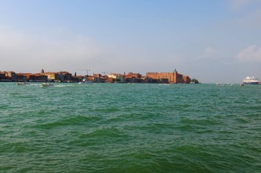 Venedik Göl Turkuaz Suyu 'ndaki Giudecca Adası manzarası. Sonbahar güneşli bir gün. Avrupa 'nın ünlü turistik mekanı ve tatil beldesi. Venedik, İtalya