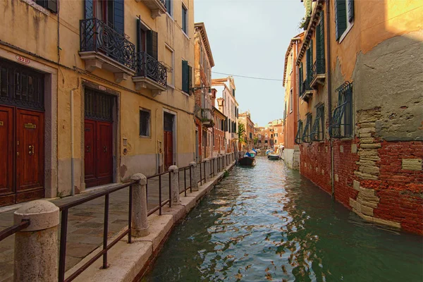 Impresionante vista panorámica de la calle en Venecia. Calle típica con edificio antiguo, canal estrecho con agua turquesa. Hermoso camino empedrado a lo largo de los edificios. Venecia, Italia — Foto de Stock