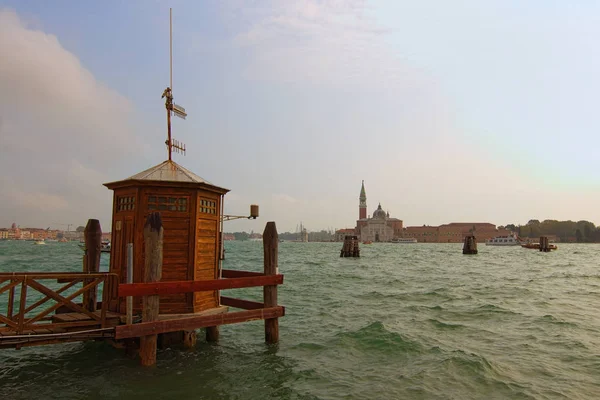 Ancienne tour en bois avec différentes antennes sur la jetée de la lagune vénitienne. Paysage urbain pittoresque en arrière-plan. Venise, Italie — Photo
