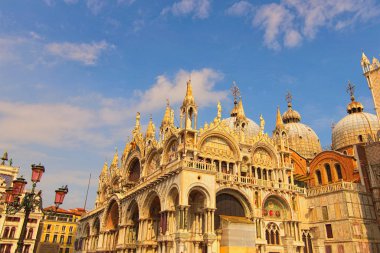 Venedik, İtalya-28 Eylül 2019: Aziz Mark 'ın ataerkil Katedrali Basilikası' nın kalabalık turist manzarası. Güzel bir sonbahar güneşli günü. Venedik 'te halk seyahati