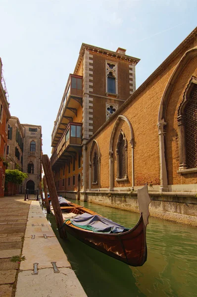Vue grand angle classique de gondole traditionnelle amarrée dans le canal d'eau. Bâtiments anciens en arrière-plan. Journée ensoleillée d'automne. Paysage typique de Venise. Italie — Photo