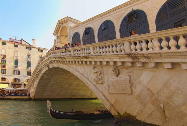 Venecia, Italia-28 de septiembre de 2019: Vista panorámica clásica del antiguo puente de Rialto, también llamado PONTE DI RIALTO. Uno de los atractivos turísticos más visitados de Venecia. Hermoso día soleado — Foto de Stock
