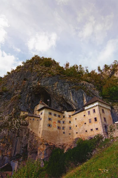 Majestueuze landschap van middeleeuwse Predjama kasteel (Sloveens. Predjamski afgestudeerd). Kasteel bij de grotmond. Beroemde toeristische plaats en reisbestemming in Europa. Predjama, Slovenië — Stockfoto