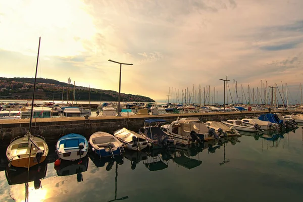 Vista pitoresca da paisagem do mar em Koper durante o pôr do sol. Barcos atracados refletidos na água. Famoso lugar turístico e destino de viagem na Eslovénia. Porto de Koper, Eslovénia — Fotografia de Stock