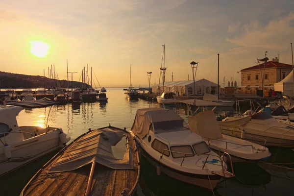 日落时美丽的秋天港口风景. 游艇和游艇停泊在科珀港的码头上，反映在相当的水面上。 斯洛文尼亚著名的旅游胜地和浪漫的旅游目的地 — 图库照片