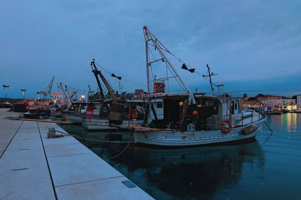 Koper, Slovenia-27 settembre 2019: Vista panoramica serale del porto di Koper. Barche da pesca d'epoca ormeggiate in porto. Bella serata autunnale. Scena romantica e pacifica — Foto Stock