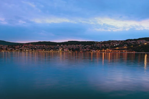 Koper festői tájképe éjszaka. A város megvilágítása tükröződik az Adriai-tenger vizében. Híres turisztikai hely és úti cél Európában — Stock Fotó