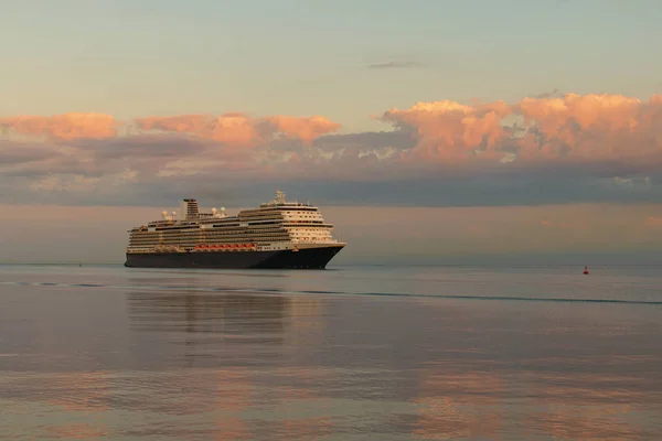 Enorme navio de cruzeiro de luxo desliza no porto de Koper durante o nascer do sol mágico. Céu vibrante colorido. Viagens e turismo conceito. Koper, Eslovénia — Fotografia de Stock