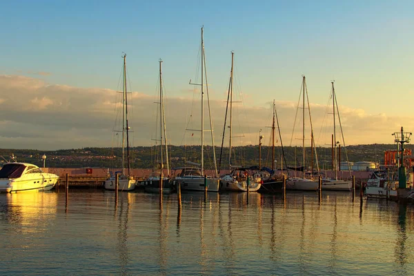 Pittoresco paesaggio mattutino del porto con barche ormeggiate. Barche riflesse in acque tranquille. Concetto di viaggio e turismo. Koper, Slovenia — Foto Stock