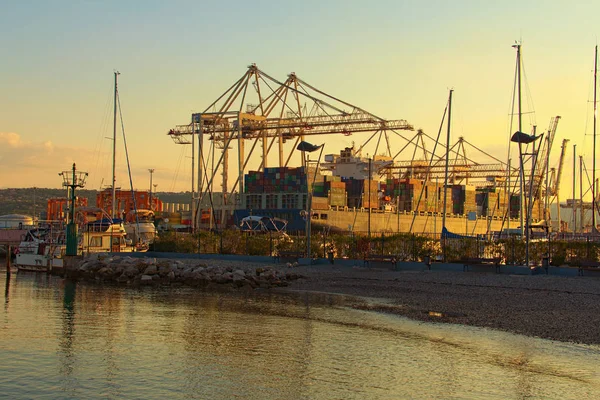 Mattina presto vista del paesaggio del porto di Koper. Carico delle navi portacontainer mediante container. Importazione, esportazione e logistica aziendale. Trasporti internazionali per vie navigabili — Foto Stock