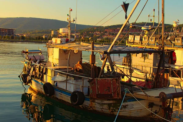 Primo piano della vecchia barca da pesca ormeggiata nel porto di Koper. Ormeggio del piccolo peschereccio al molo. Attrezzatura e attrezzatura da pesca sulla barca. Autunno paesaggio mattutino. Koper, Slovenia — Foto Stock