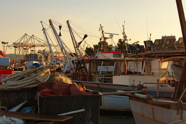 Vista panoramica delle barche da pesca ormeggiate nel porto di Koper. Ormeggio del piccolo peschereccio al molo. Attrezzatura e attrezzatura da pesca sulla barca. Autunno paesaggio mattutino. Koper, Slovenia — Foto Stock