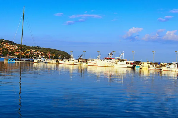 Koper, Slovenia-29 settembre 2019: Vista panoramica del mare con barche ormeggiate e yacht a Koper durante il tramonto. Barche ormeggiate riflesse sull'acqua. Porto di Capodistria nella giornata di sole — Foto Stock