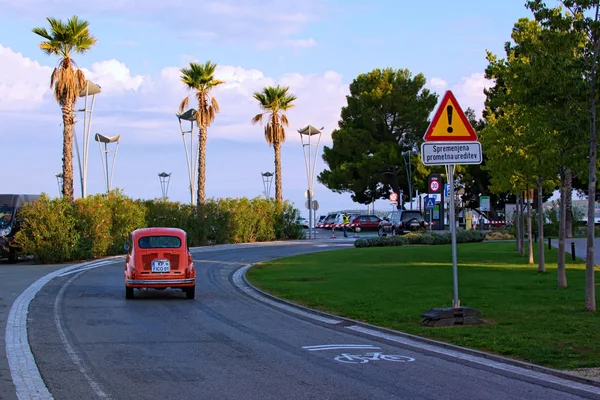 Koper, Slovénie-29 septembre 2019 : La voiture rouge vintage Zastava 750L (vue arrière) longe lentement la rue de Koper. Il a produit et était populaire dans l'ex-Yougoslavie dans les années 60-90 du XXe siècle — Photo