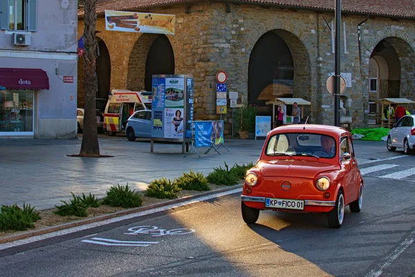 2019 년 9 월 29 일에 확인 함 . koper, slovenia-september 29, 2019: vintage red car zastava 750l slow ride along the street of koper. 전면 전경. 이것은 60 ~ 90 년 대에 구유고슬라비아에서 생산되었습니다. — 스톡 사진