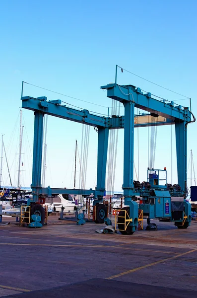 Vista de cerca de la grúa especial vacía para el yate de transporte y otros barcos para la reparación anual, pintar la parte inferior y comprobar. Industria del transporte. Puerto de Koper, Eslovenia. Día soleado de otoño —  Fotos de Stock