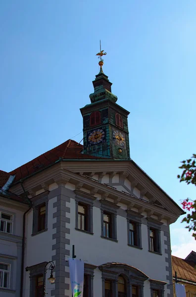 Vista de cerca de la torre del reloj del Ayuntamiento de Liubliana contra el cielo azul. Día soleado de otoño. Destino popular en Liubliana. Países Bajos — Foto de Stock