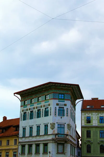 Удивительный пейзаж старинного здания в центре города против голубого неба в солнечный осенний день. Архитектор и знаковая концепция Площадь Презернова, Любляна, Словения — стоковое фото