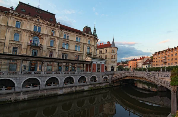 Liubliana, Eslovenia-30 de septiembre de 2019: Vista panorámica de la mañana parte antigua de Liubliana. Río Liublianica con el antiguo Puente Triple, edificio Kresija son uno de los principales destinos turísticos de la ciudad — Foto de Stock