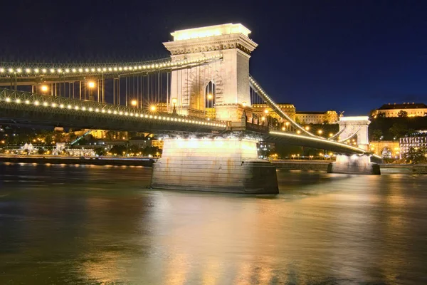 Malowniczy widok na wieczorny krajobraz starożytnego Chain Bridge. Oświetlenie miasta. Znane miejsce turystyczne i cel podróży w Europie. Budapeszt, Węgry — Zdjęcie stockowe