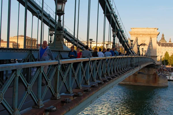Budapeszt, Węgry-01 październik, 2019: Piękne zdjęcie krajobrazowe starożytnego mostu łańcuchowego. Ludzie przechodzą przez most. Jest to jeden z najczęściej odwiedzanych atrakcji turystycznych w Budapeszcie — Zdjęcie stockowe