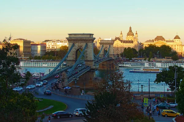 Budapest, 2019. október 1.: Budapest légi tájképe. Az ősi Lánchíd összeköti a város két részét. Középkori épületek a háttérben. Szcenírozott őszi naplemente — Stock Fotó